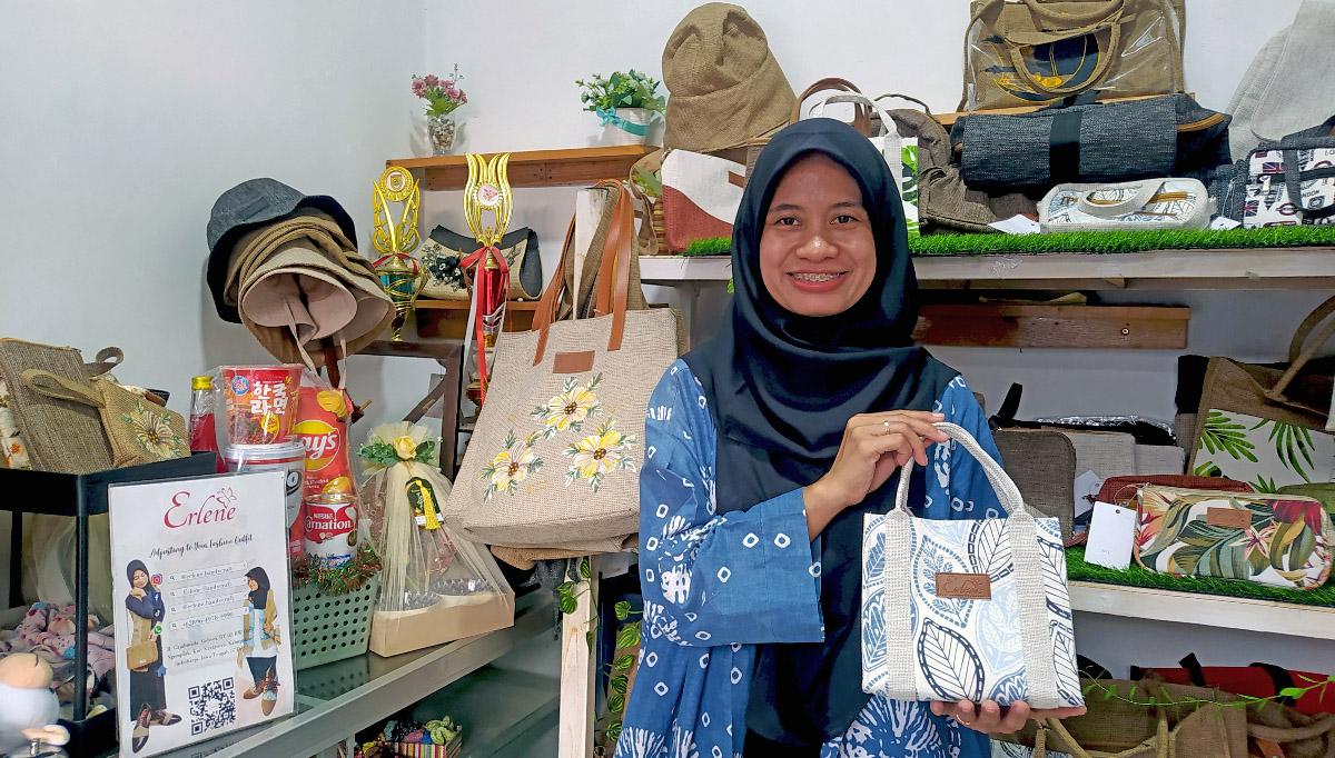 Dari-Karung-Goni-Bekas-Pasar-Erina-Sukses-Bikin-Produk-Fesyen-Ditaksir-Orang-Jepang-Korea-2.jpg