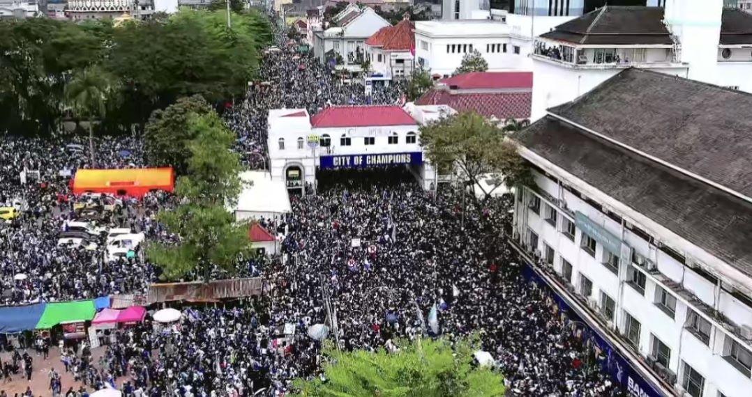 Dedi-Mulyadi-berjalan-kaki-di-tengah-kepadatan-Bobotoh-perayaan-juara-Persib-Bandung.jpg