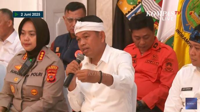 Dedi-Mulyadi-saat-menemui-keluarga-korban-longsor-Cirebon.jpg