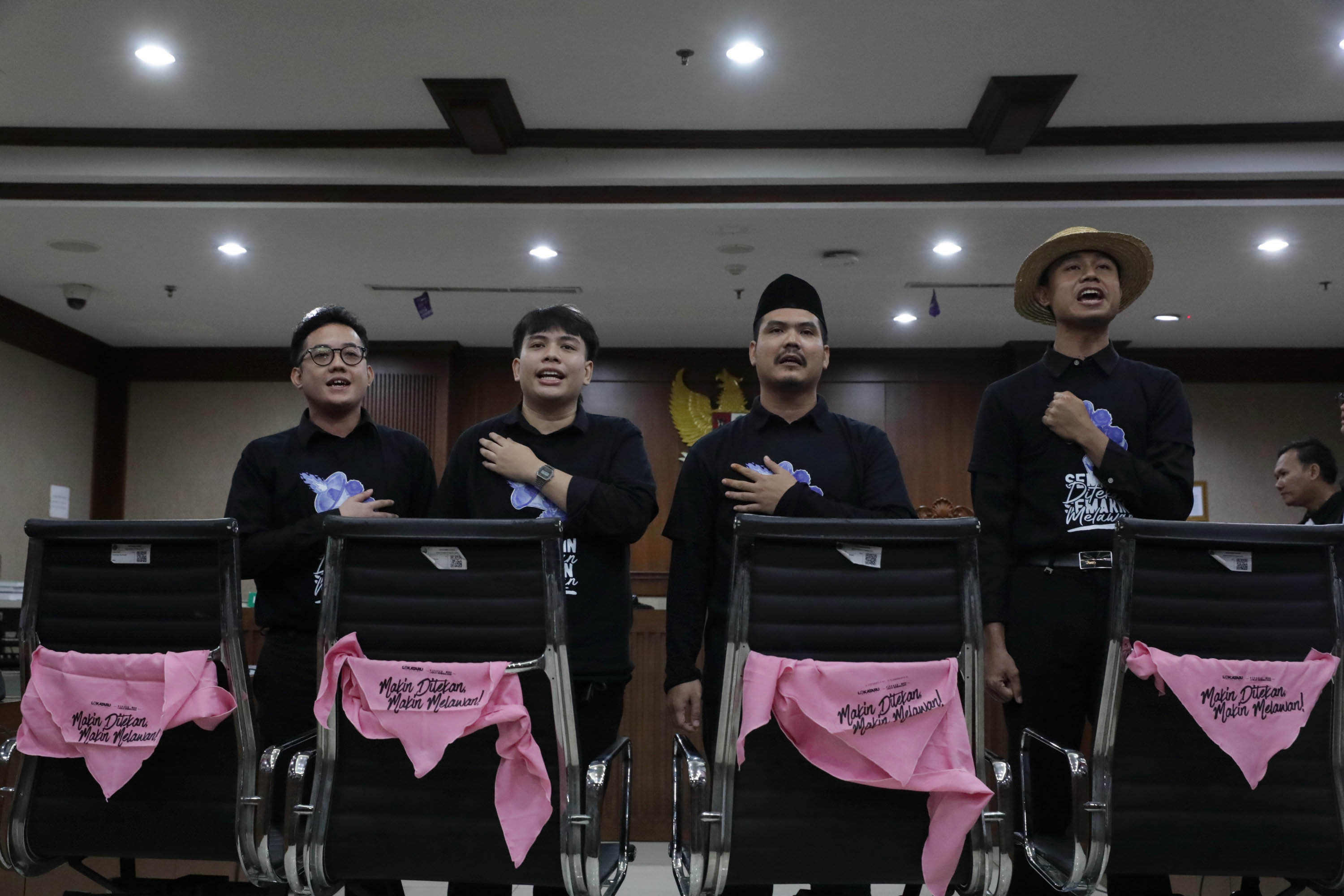 Terdakwa dalam kasus dugaan penghasutan aksi demonstrasi yaitu Delpedro Marhaen, Syahdan Husein, Muzaffar Salim dan Khariq Anhar menjalani sidang putusan di Pengadilan Negeri Jakarta Pusat, Jumat (6/3/2026). Hakim memvonis bebas Direktur Lokataru Foundation Delpedro Marhaen, Staf Lokataru Foundation sekaligus pengelola akun Instagram Blok Politik Pelajar Muzaffar Salim, admin @gejayanmemanggil Syahdan Husein, dan mahasiswa Universitas Riau cum admin Aliansi Mahasiswa Menggugat Khariq Anhar dikarenakan tidak terbukti menyebarkan berita bohong dan melakukan penghasutan terkait demonstrasi Agustus tahun lalu yang berujung kericuhan. TRIBUNNEWS/IRWAN RISMAWAN