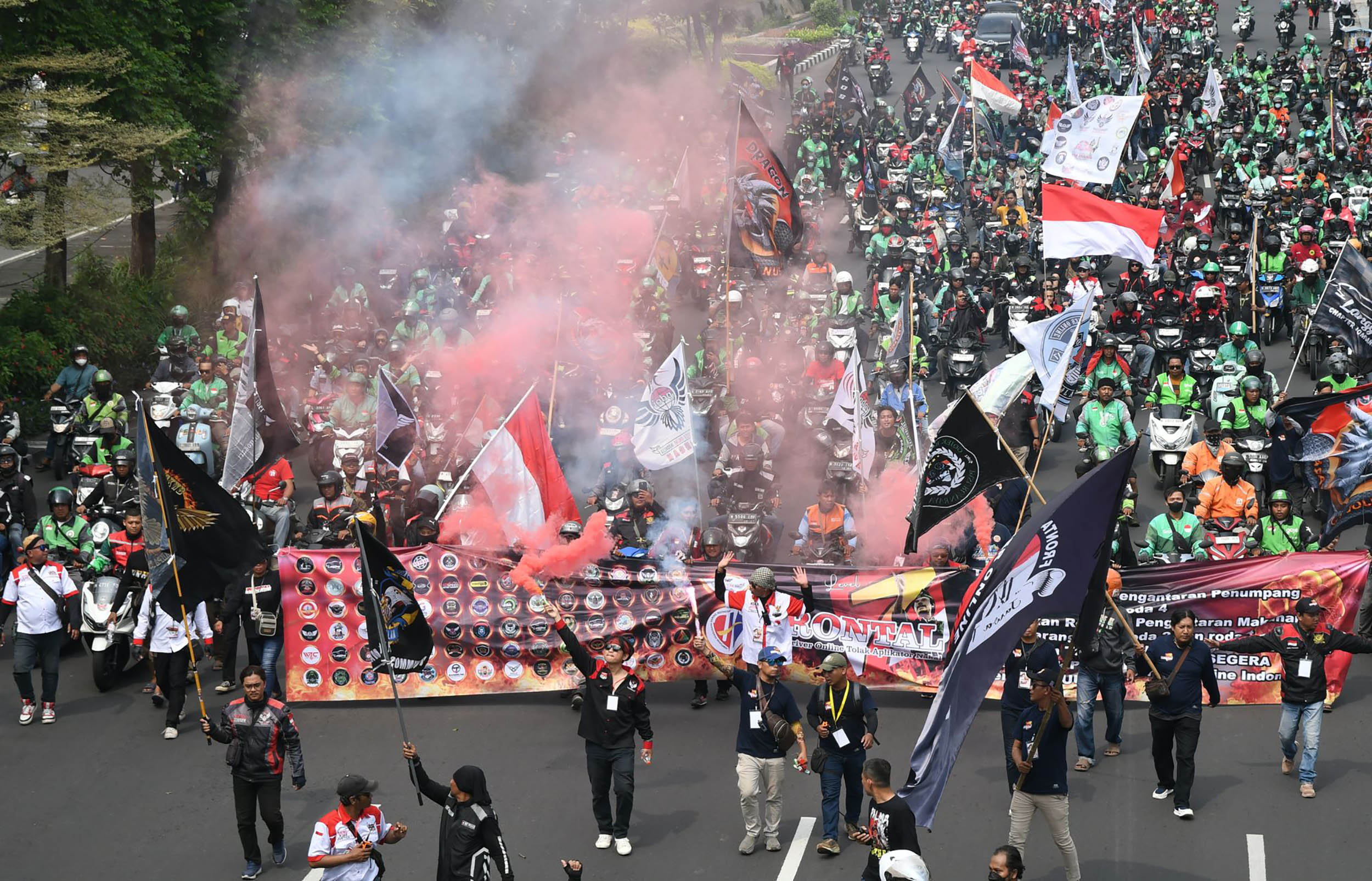 Demo-Ojek-Online-di-Surabaya_20250520_124219.jpg