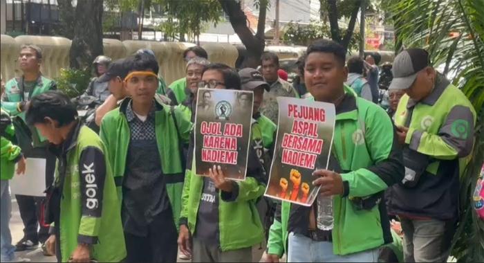 Driver Ojol Unjuk Rasa Beri Dukungan untuk Nadiem di PN Tipikor Jakarta: 'Ojol Ada Karena Nadiem'