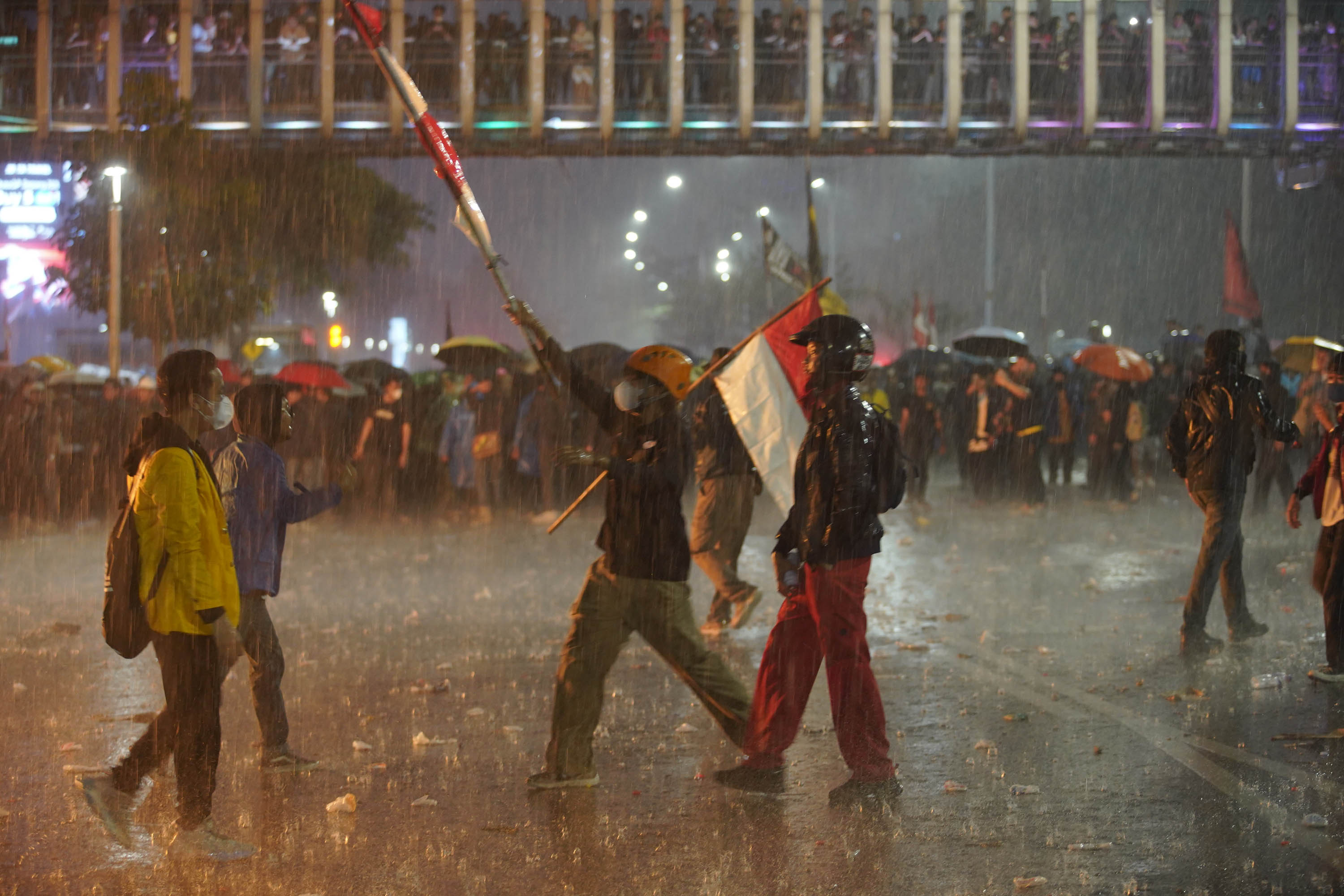 Demonstran-Mahasiswa-Bentrok-dengan-Polisi-di-Semanggi_20250830_090629.jpg