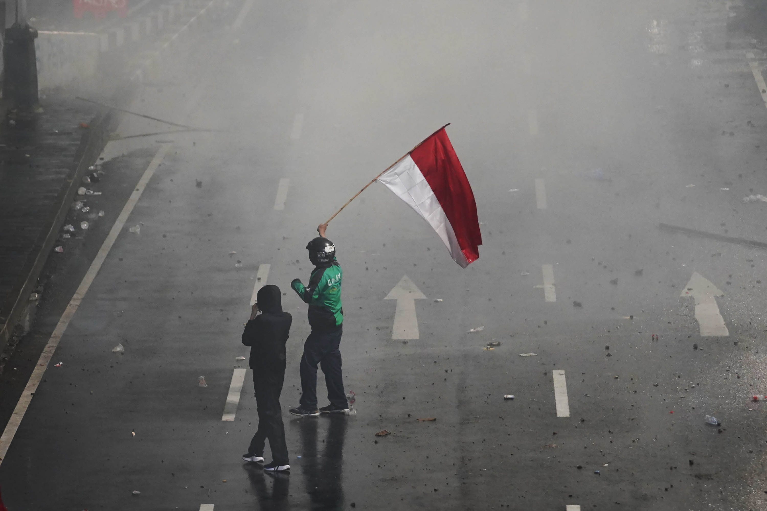Demonstran-Mahasiswa-Bentrok-dengan-Polisi-di-Semanggi_20250830_090817.jpg