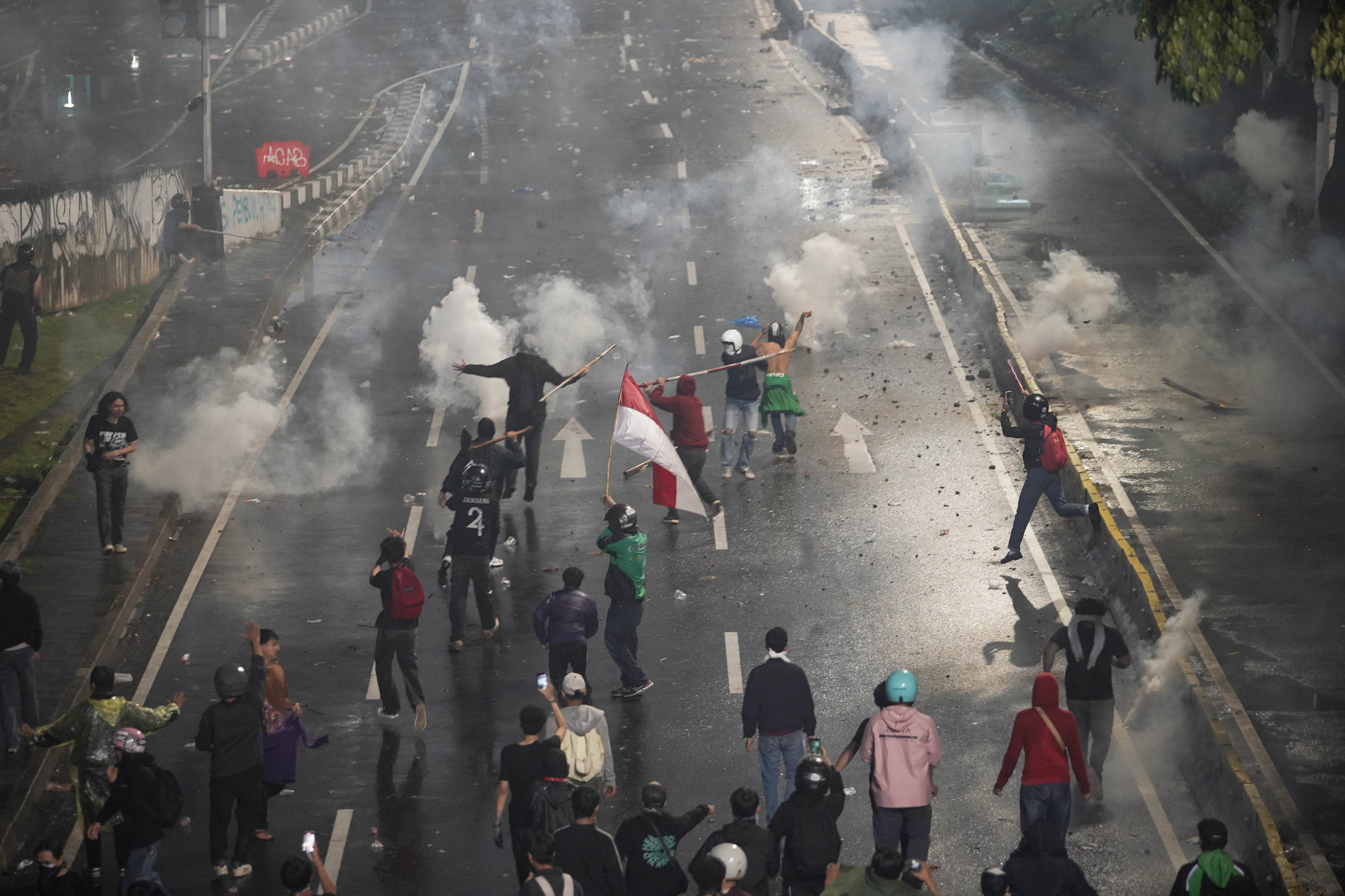 Demonstran-Mahasiswa-Bentrok-dengan-Polisi-di-Semanggi_20250830_090924.jpg