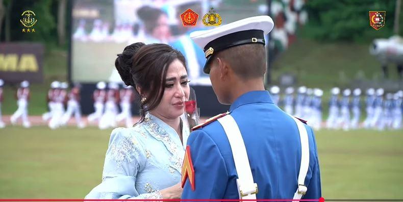 Dewi-Perssik-hadiri-wisuda-kelulusan-anaknya-Felice-Gabriel-menjad-iPrabhatar-Akmil-2025.jpg
