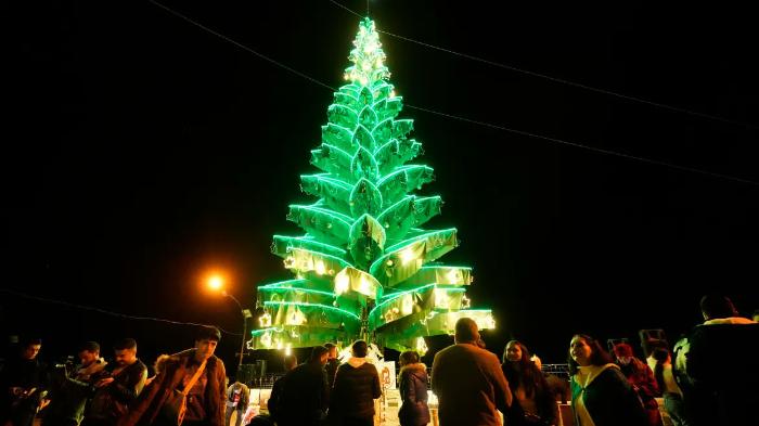 Di-kota-Sednaya-sebuah-pohon-Natal-besar-dengan-dekorasi-lampu-hijau-terang.jpg