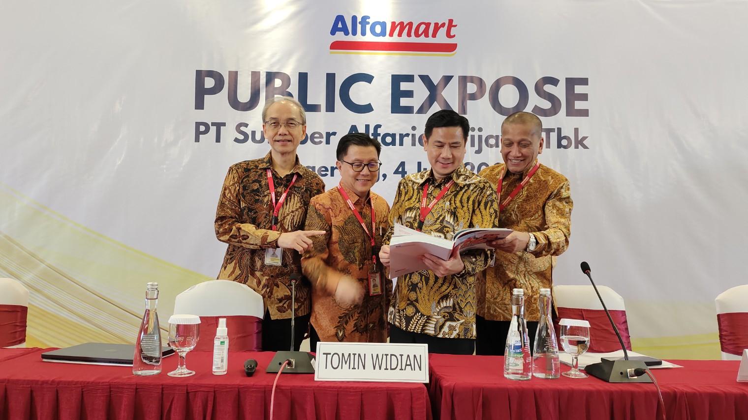 Direktur-Alfamart-Soeng-Peter-Suryadi-Corporate-Secretary-Alfamart-Tomin-Widian.jpg