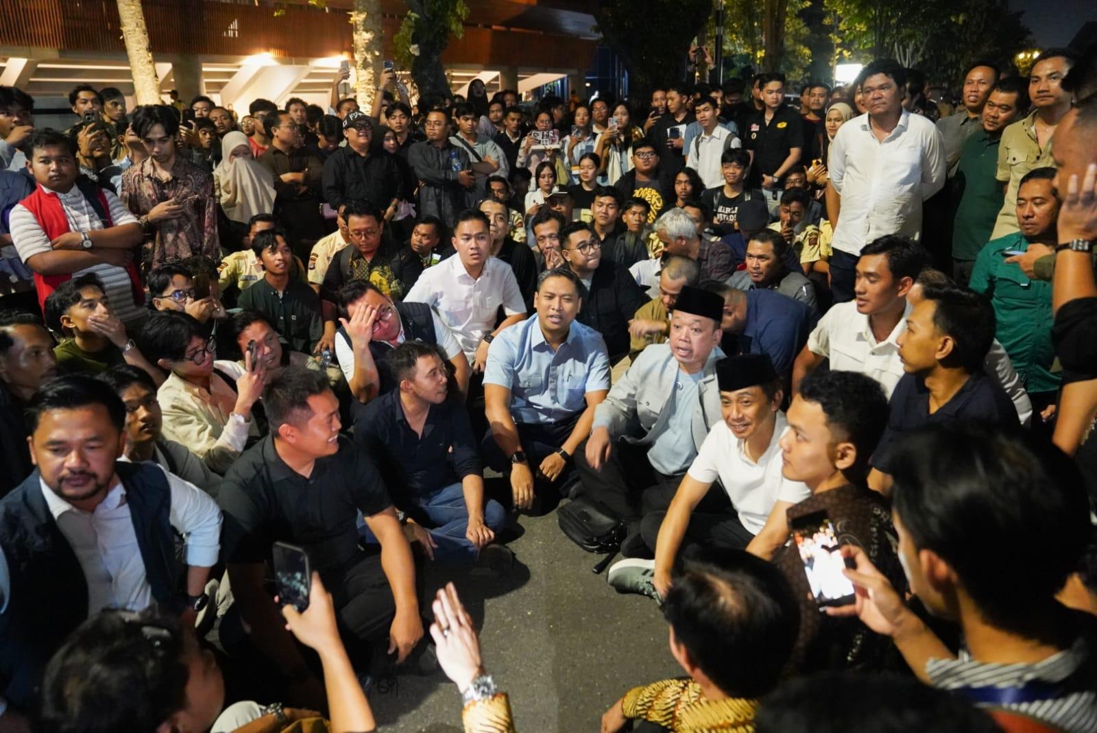 Diskusi-3-Pejabat-di-UGM-Berakhir-Ricuh.jpg