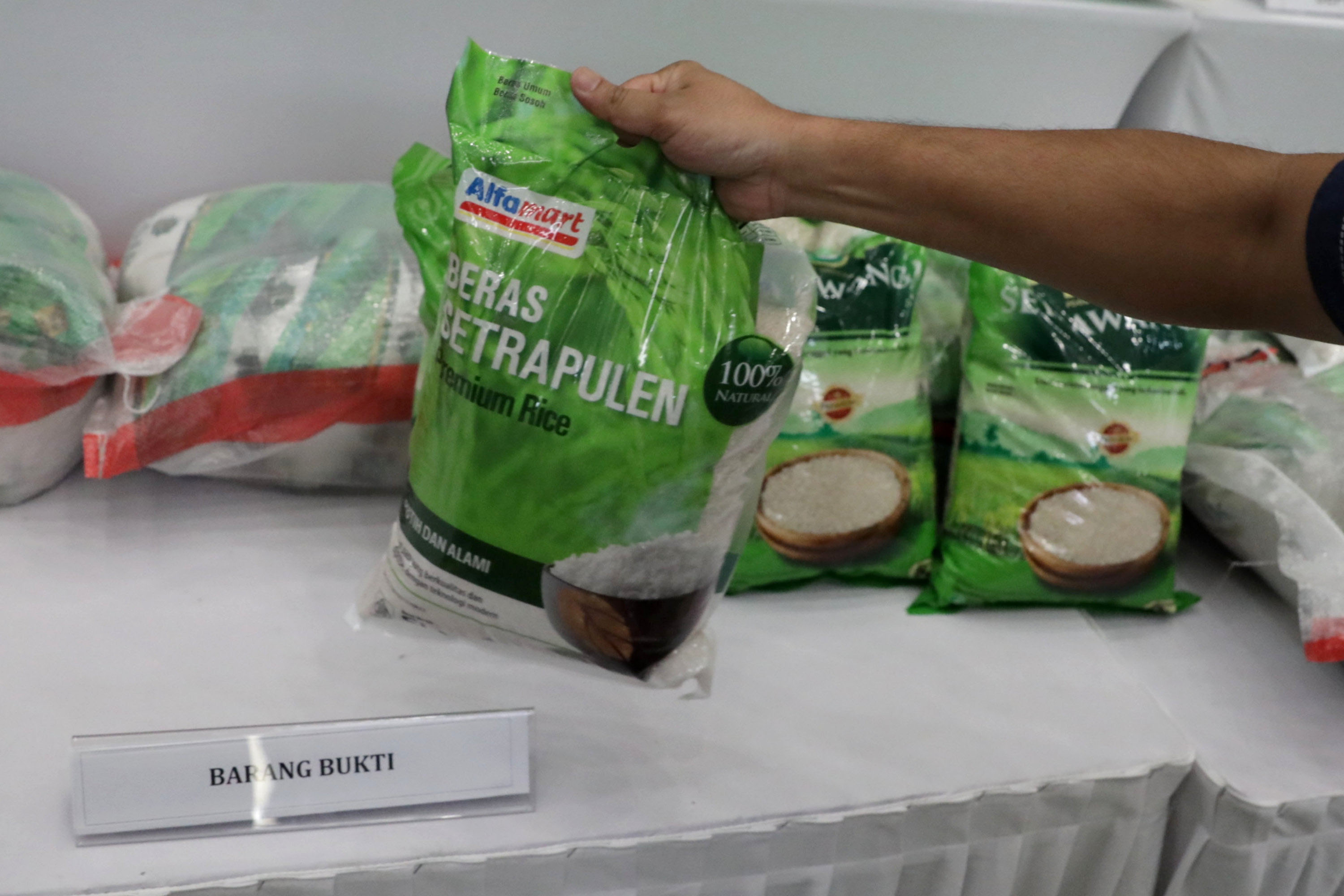Dittipideksus-Bareskrim-Ungkap-Kasus-Beras-Oplosan_20250801_130453.jpg