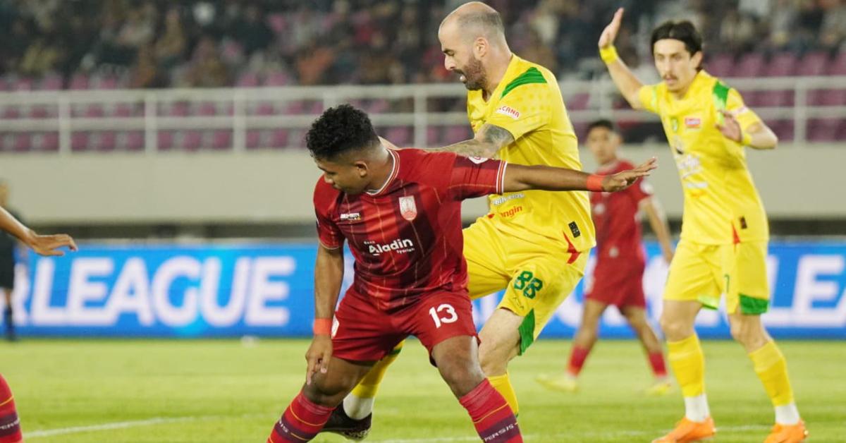 Dodi-Alekvan-Djin-berebut-bola-dengan-Milos-Raickovic-di-laga-Persis-vs-Persebaya.jpg