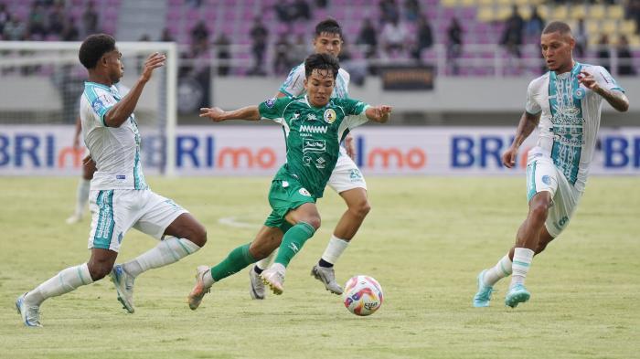 Dominikus-Dion-Oktawian-PSS-Sleman-menggiring-bola-saat-melawan-PSBS-Biak-di-Liga-1.jpg