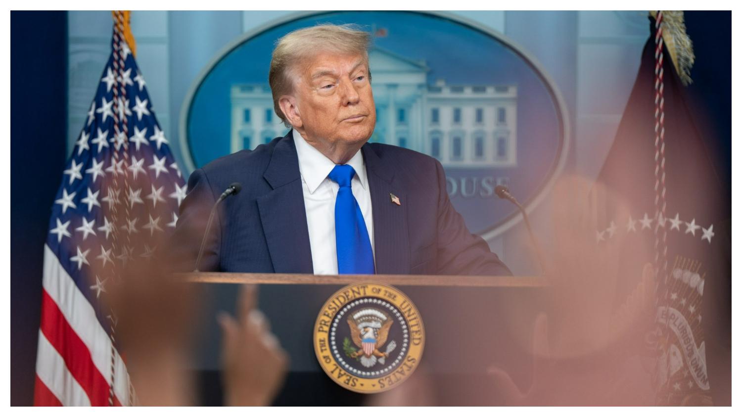 Donald-T1rump-saat-mengadakan-konferensi-pers-dengan-Jaksa-Agung-Pam.jpg