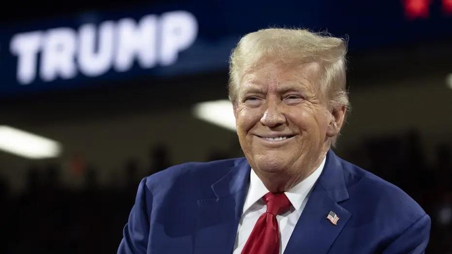 Donald-Trump-senyum-OK.jpg