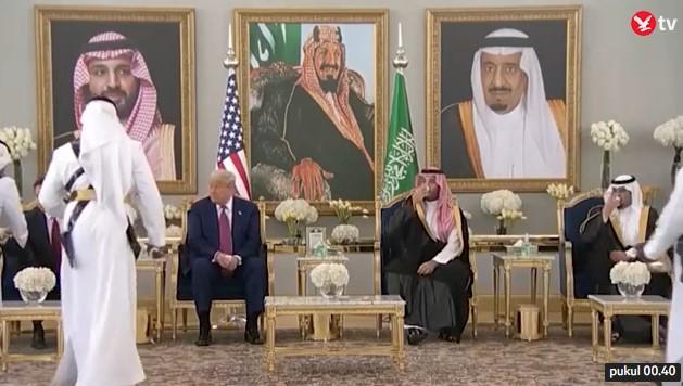 Penampakan Donald Trump Tak Minum Kopi Sajian Arab Saudi, Alihkan Perhatian ke Mohammed Bin Salman