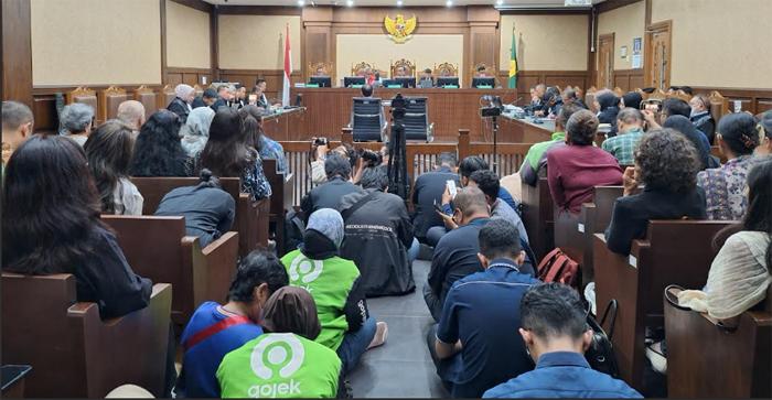 Setia Hadiri Sidang Nadiem, Driver Ojol Rela Duduk di Lantai hingga Berdiri: Semangat Pak Nadiem
