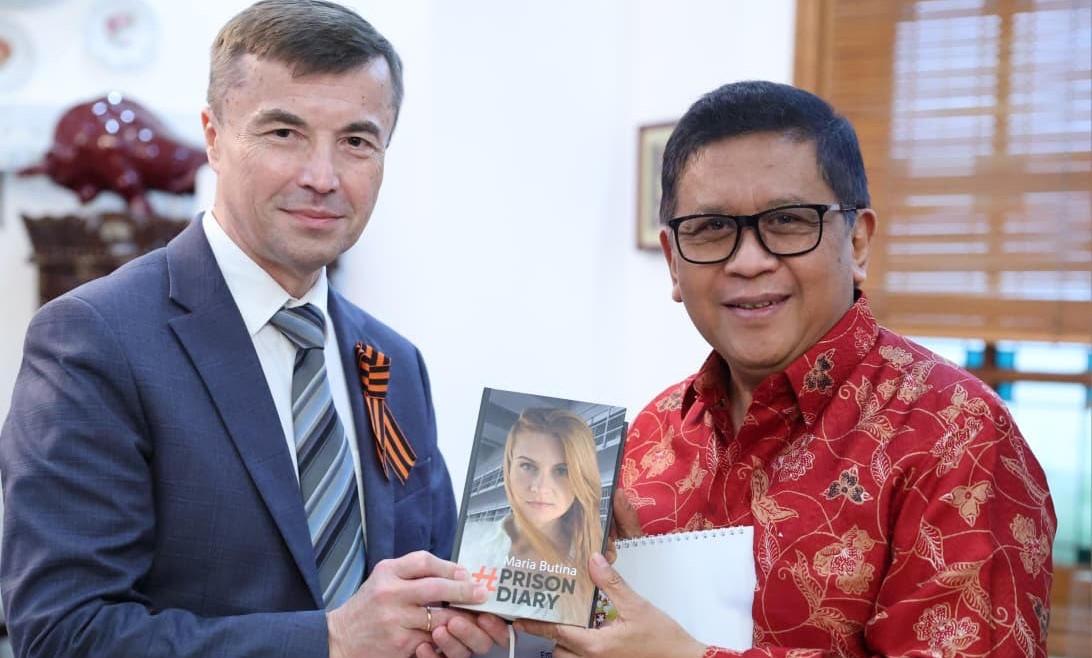 Diberi Buku Maria Butina oleh Dubes Rusia, Hasto Cerita Tulis 6 Buku di Penjara