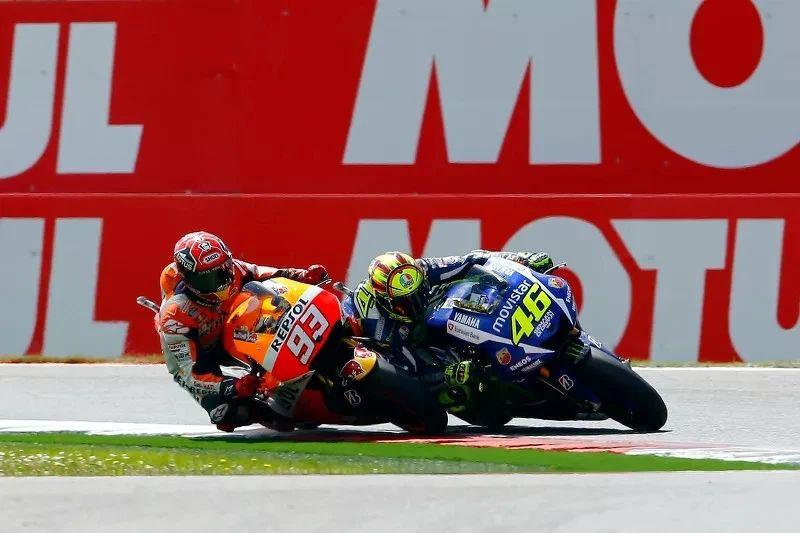 Duel Marc Marquez (93) dengan Valentino Rossi (46) di atas lintasan pada balapan MotoGP.