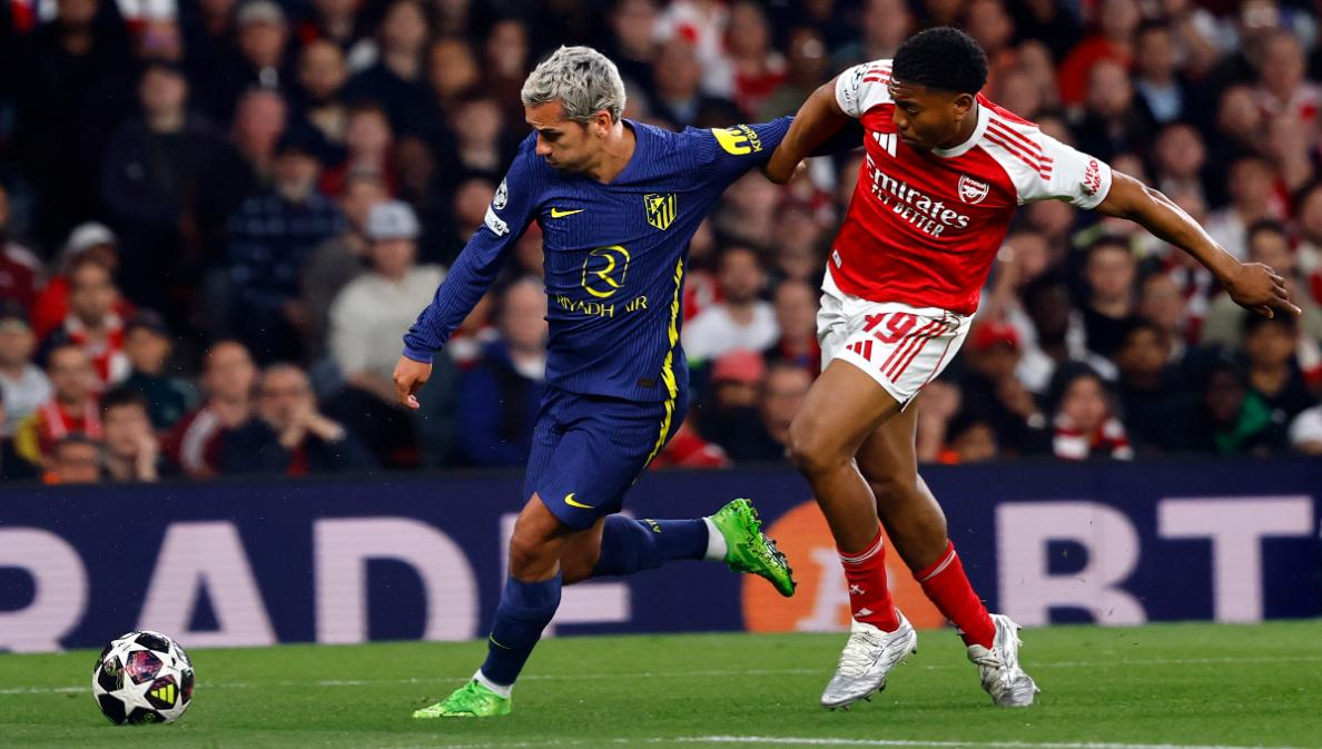 BERDUEL - Aksi penyerang Atletico Madrid, Antoine Griezmann (kiri) berduel dengan gelandang Arsenal, Myles Lewis-Skelly (kana) dalam pertandingan leg kedua semifinal Liga Champions di Emirates Stadium, Rabu (6/5/2026) dini hari WIB.