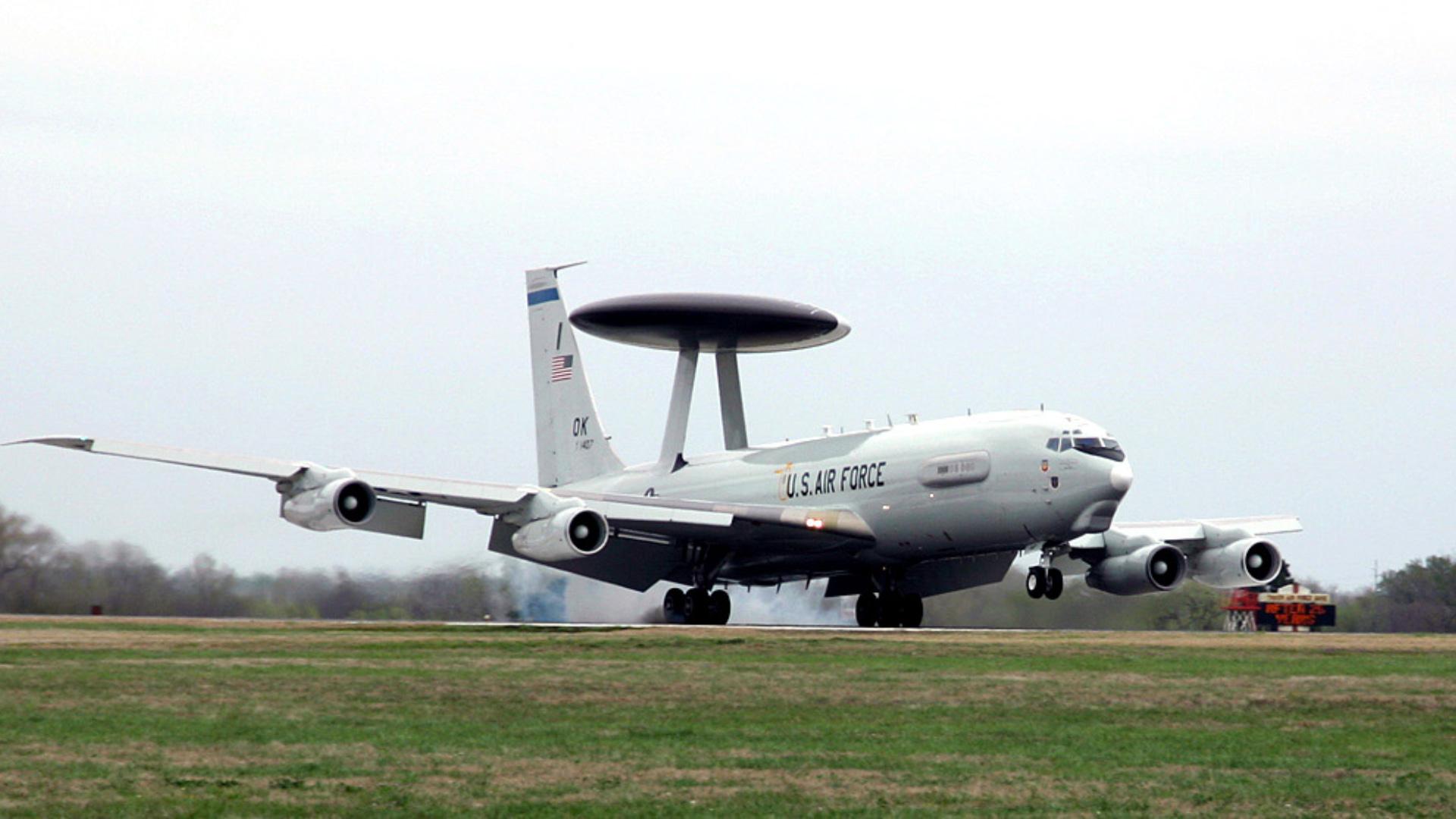 PESAWAT MILITER AS - Sebuah pesawat sistem peringatan dan kendali udara E-3 Sentry, yang dikenal sebagai AWACS, mendarat di Pangkalan Angkatan Udara Tinker, Oklahoma, pada 23 Maret setelah menyelesaikan sebuah misi. (U.S. Air Force)