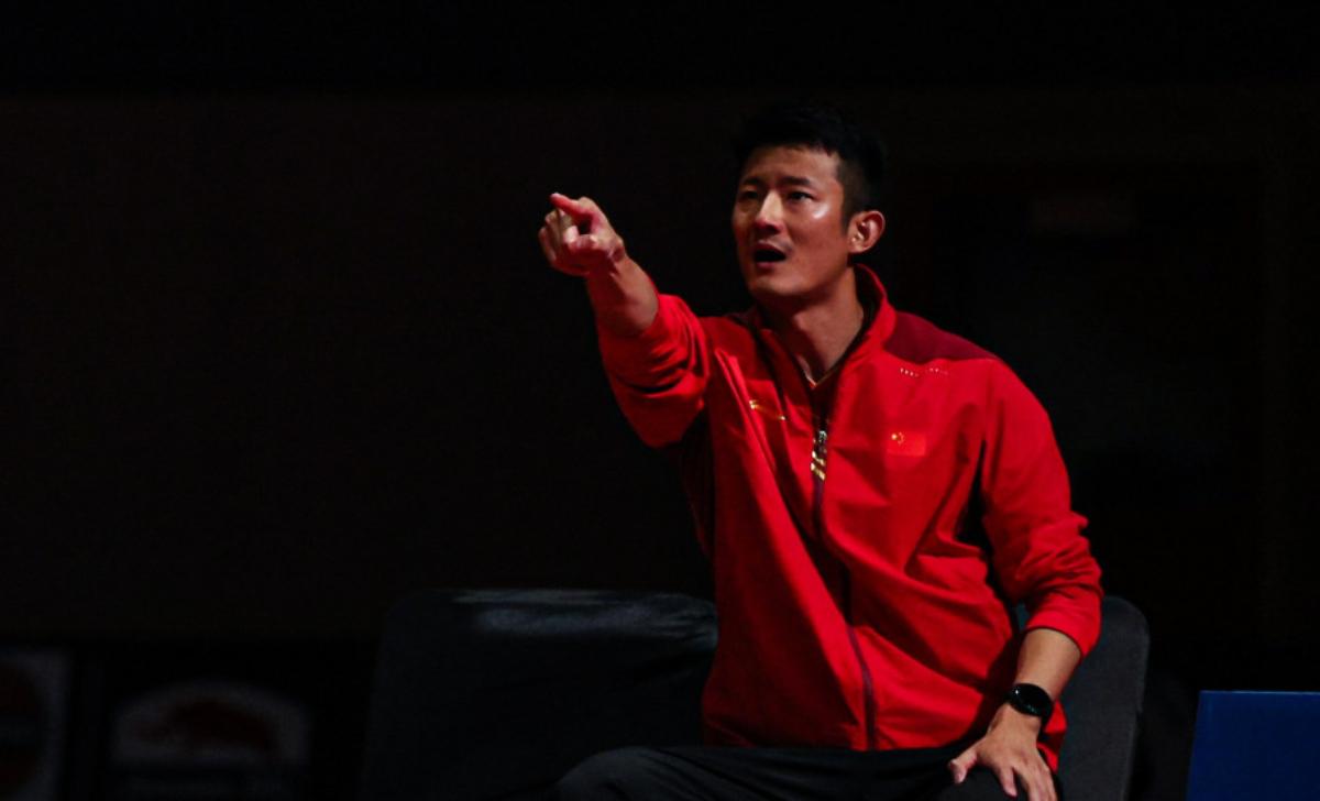 CHEN LONG - Ekspresi legenda badminton China, Chen Long ketika mengawal didikannya, Liu Yang Ming Yu dalam final Kejuaraan Dunia BWF Junior 2025 di National Centre of Excellence, India, pada 19 Oktober 2025. (Foto: BWF)