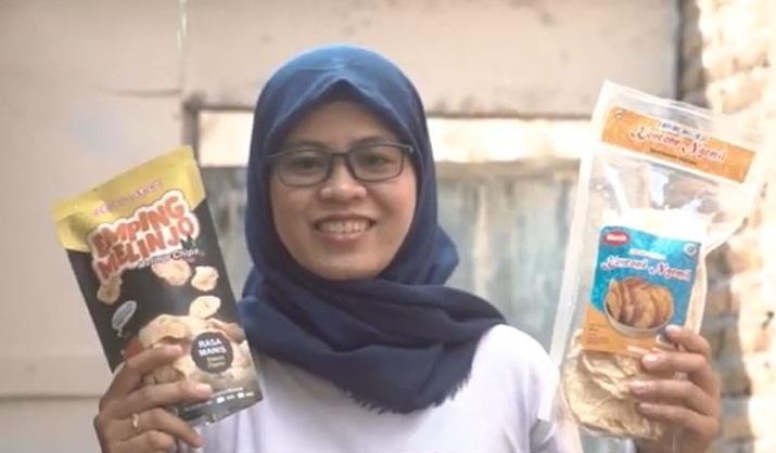 CEMILAN EMPING MELINJO - Eli, owner Koncone Ngemil menunjukkan produk UMKM-nya yang telah merambah ke Kanada.