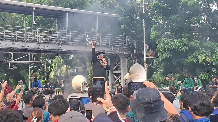 Emak-emak-ikut-turun-demo-bersama-mahasiswa-321.jpg