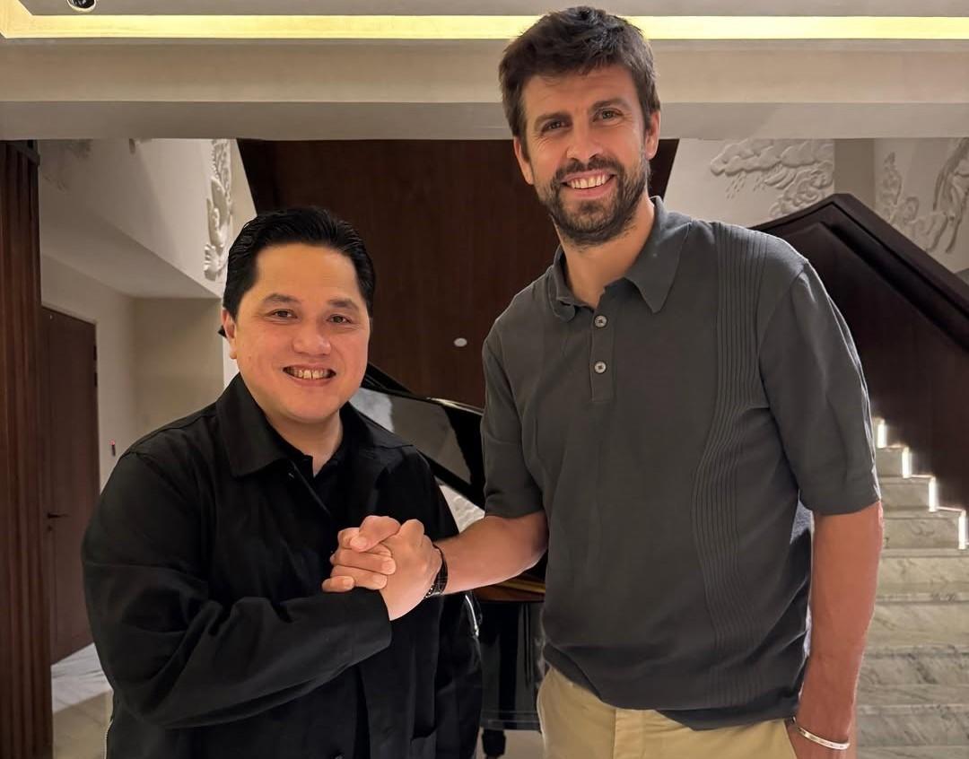 Erick-Thohir-berjabat-tangan-dan-salaman-Gerard-Pique.jpg