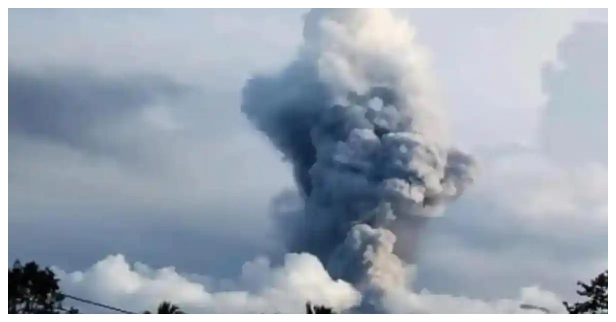 Erupsi-Gunung-Dukono787.jpg