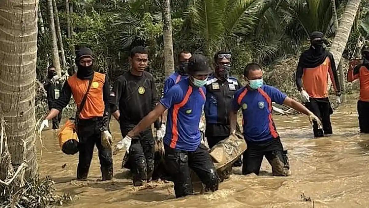 Jembatan Penghubung Bireuen-Aceh Utara Tak Bisa Dilalui, Baznas Salurkan Logistik Pakai Perahu Karet
