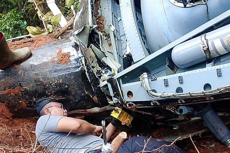 Dibantu 15 Warga, Evakuasi Mesin Helikopter PK-CFX di Sekadau Kalbar Dilakukan Manual