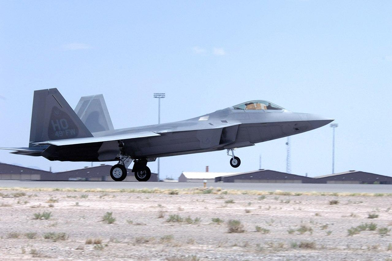 JET TEMPUR SILUMAN - F-22 Raptor yang diterbangkan oleh Kolonel Jeff Harrigian tiba pada tanggal 2 Juni di Pangkalan Angkatan Udara Holloman, New Mexico pada 2 Juni 2008.