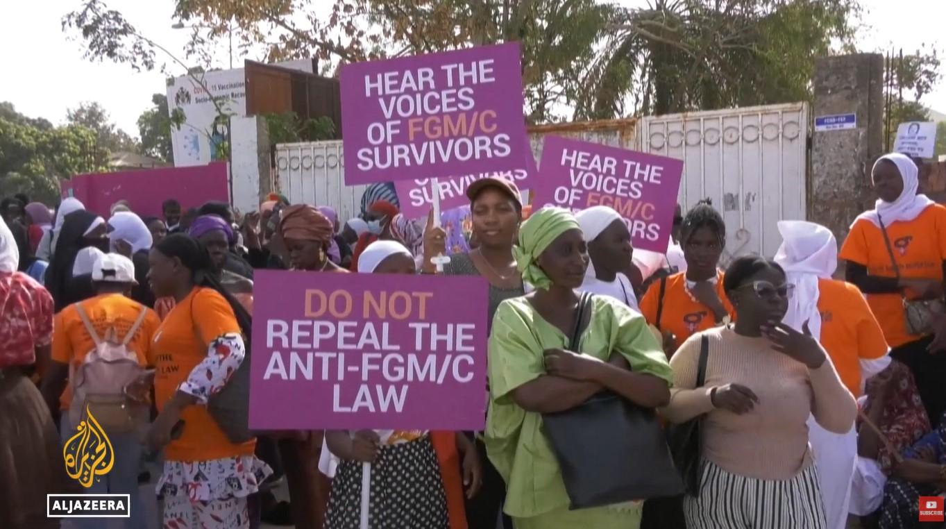 FGM - Tangkap layar YouTube Al Jazeera English, menampilkan aksi demonstrasi menolak pencabutan anti-FGM di Gambia, Maret 2024. PBB memperingatkan 4,5 juta anak perempuan berisiko mengalami sunat perempuan pada 2026.