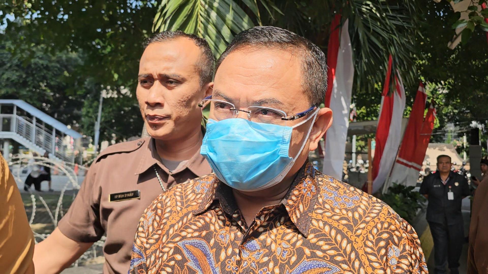 FOTO-Bupati-Pati-Sudewo-berjalan-kaki-menuju-Gedung-Merah-Putih-KPK-Jakarta.jpg