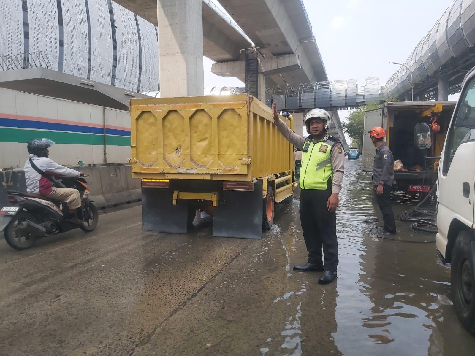 Banjir Rob Terjang Jalan RE Martadinata depan JIS, Polisi: Kendaraan Bisa Melintas