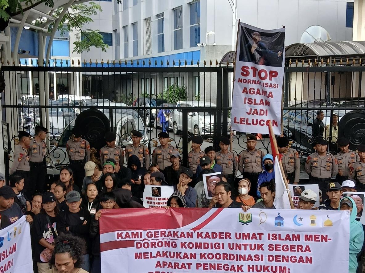 FOTO-Massa-aksi-di-Kementerian-Komdigi.jpg