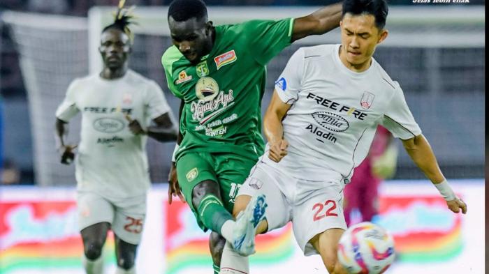 Flavio-Silva-Persebaya-berebut-bola-dengan-Sutanto-Tan-Persis-di-Liga-1.jpg