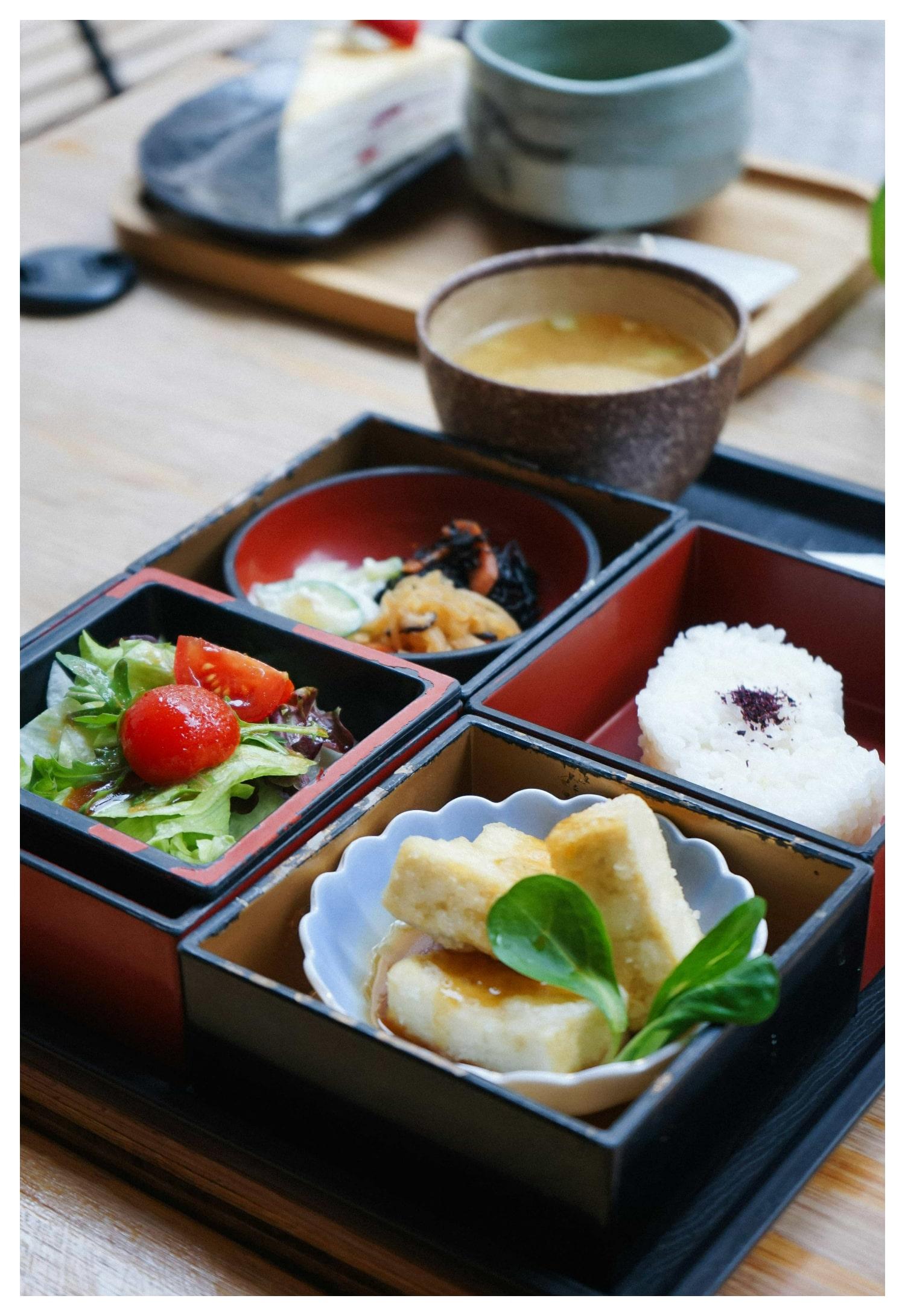TOP RANK - Foto ilustrasi bento Jepang yang diunduh dari Pexels pada 6 Agustus 2025. Inilah daftar 13 negara yang dikenal memiliki makanan paling sehat di dunia, Jepang nomor satu.