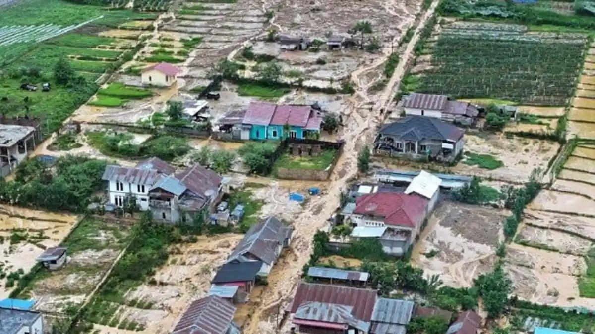 Sepekan Banjir Sumatera, Bantuan di Aceh Belum Merata: Wamensos Klaim Logistik Aman, Minta Sabar