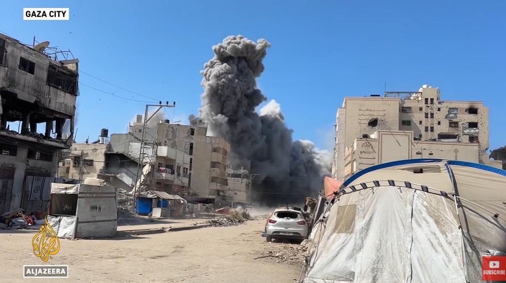 GAZA DISERANG ISRAEL - Tangkapan layar menunjukkan detik-detik bangunan di Kota Gaza dibom oleh Israel melalui serangan udara pada Senin (15/9/2025).