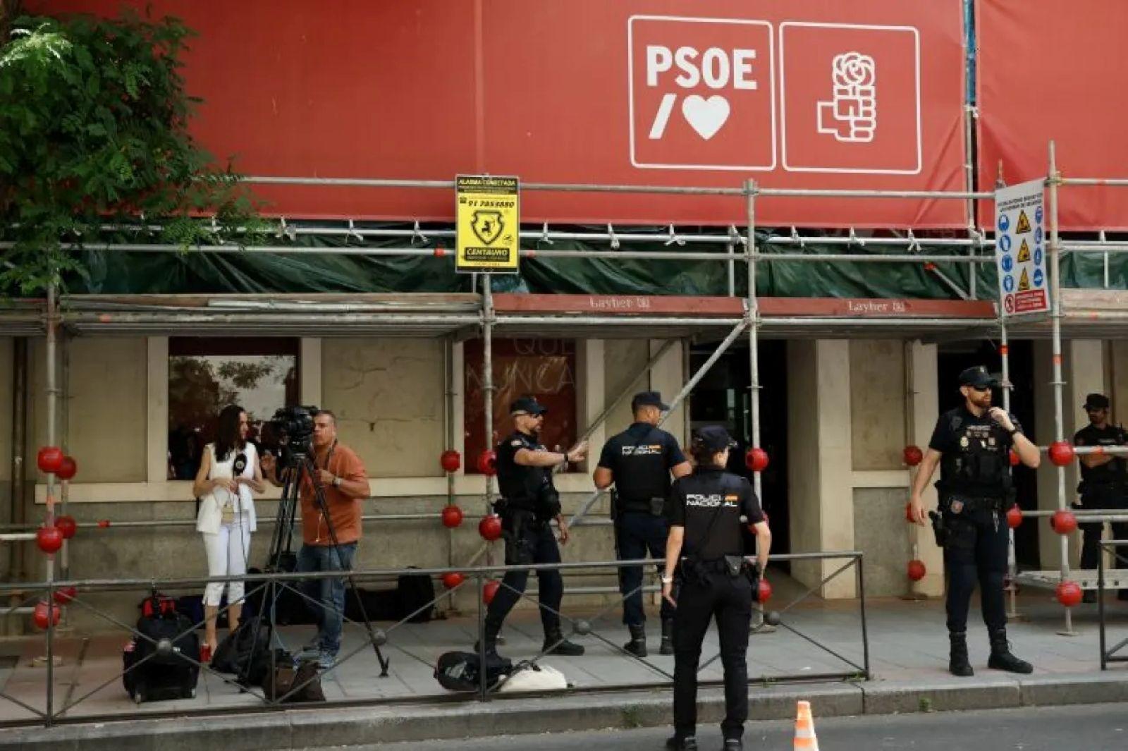 GEREBEK-MARKAS-PARPOL-Polisi-Spanyol-memasuki-markas-besar-Partai-Sosialis.jpg