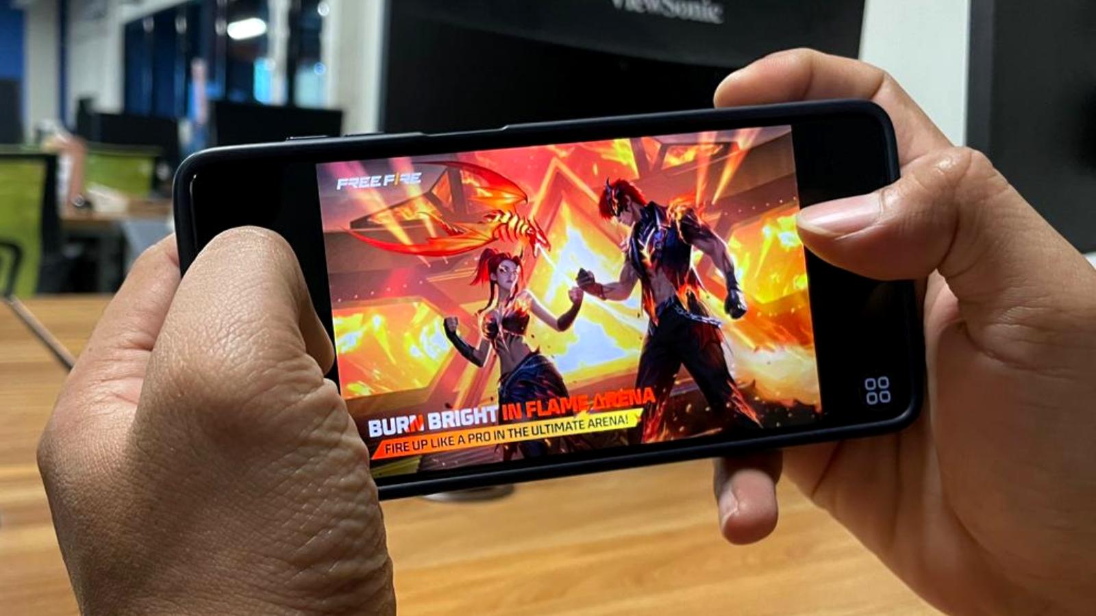 KODE REDEEM FF - Potret bermain gim Garena Free Fire (FF) diambil Minggu (9/11/2025).