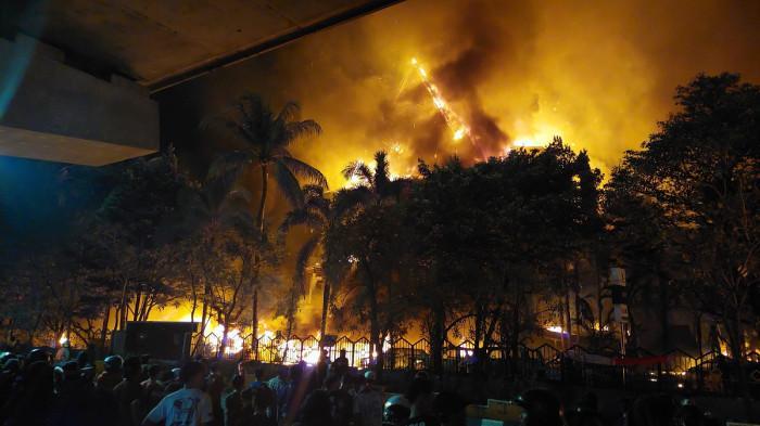 Gedung DPRD Makassar Terbakar: 3 Staf Loncat dari Balkon, Wali Kota Dievakuasi