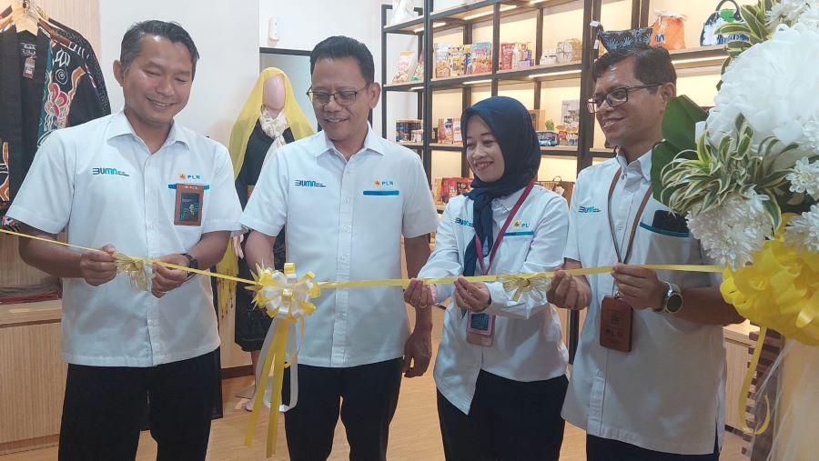 General-Manager-PLN-Unit-Induk-Distribusi-Jakarta-Raya-Lasiran-menggunting-pita-tanda-meresmikan.jpg