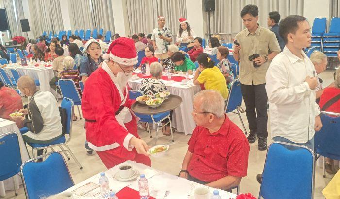 Gereja Katedral Jakarta Rayakan Sukacita Natal, Makan Siang Bersama Kaum Terpinggirkan