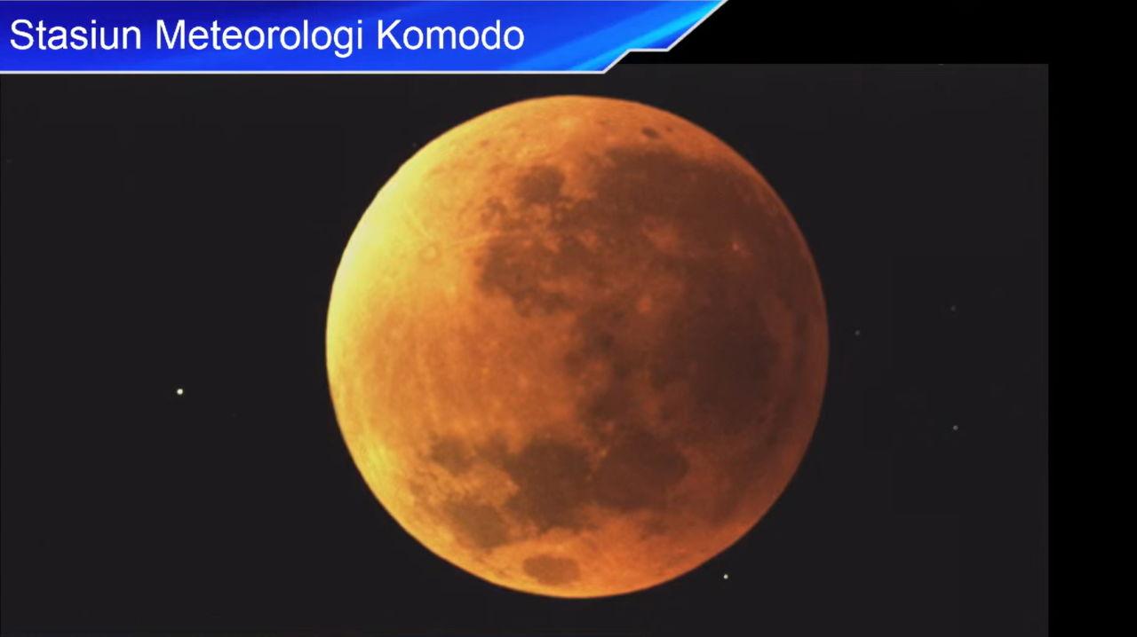 Gerhana-bulan-total-terlihat-jelas-dari-langit-Komodo-Manggarai-Barat-NTT.jpg