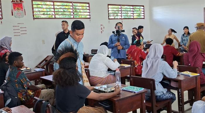 Wapres Gibran Tinjau MBG di SMA 4 Mimika, Sempat Tanya Siswa yang Tak Menghabiskan Makanannya