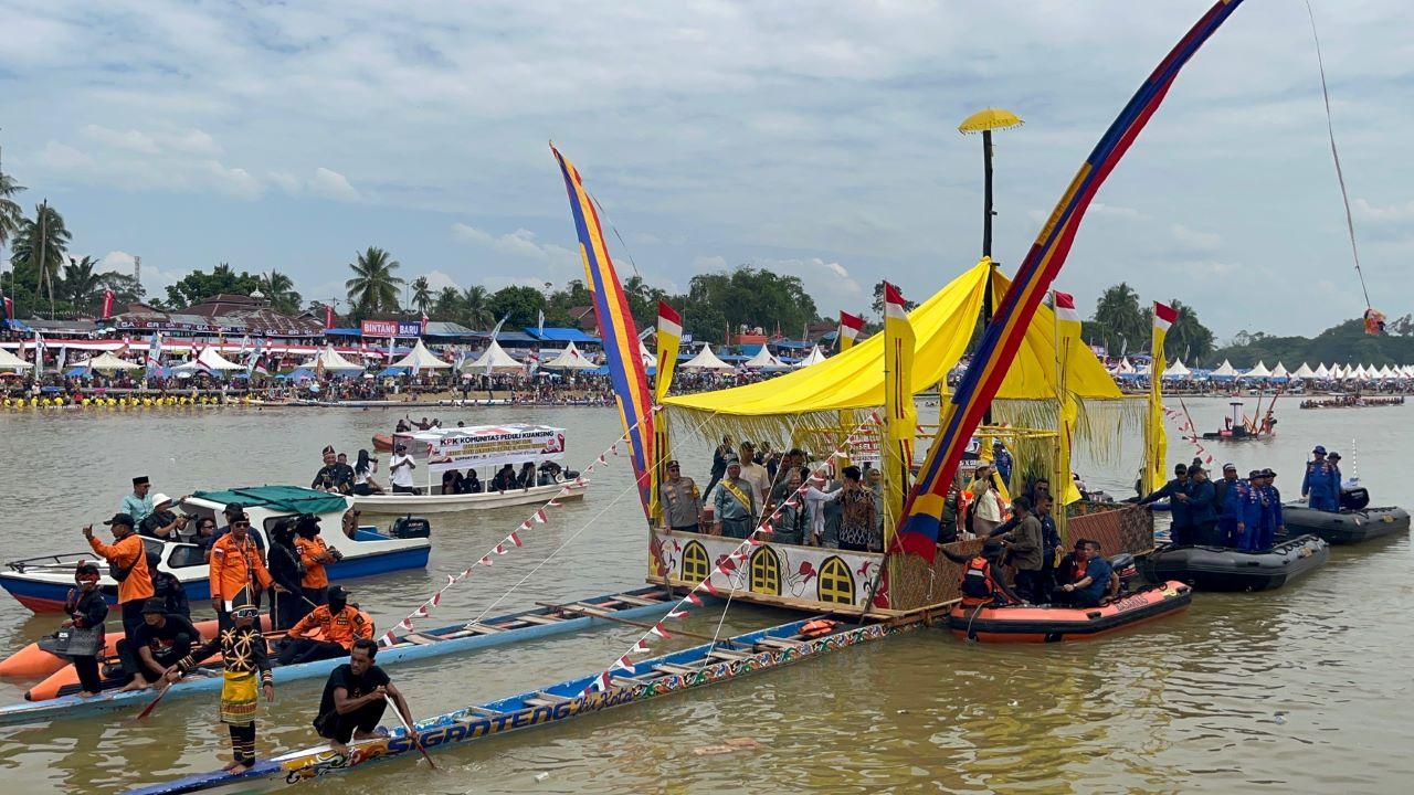 Gibran Buka Pacu Jalur 2025, Sungai Kuantan Disesaki Warga Berpakaian Adat Melayu