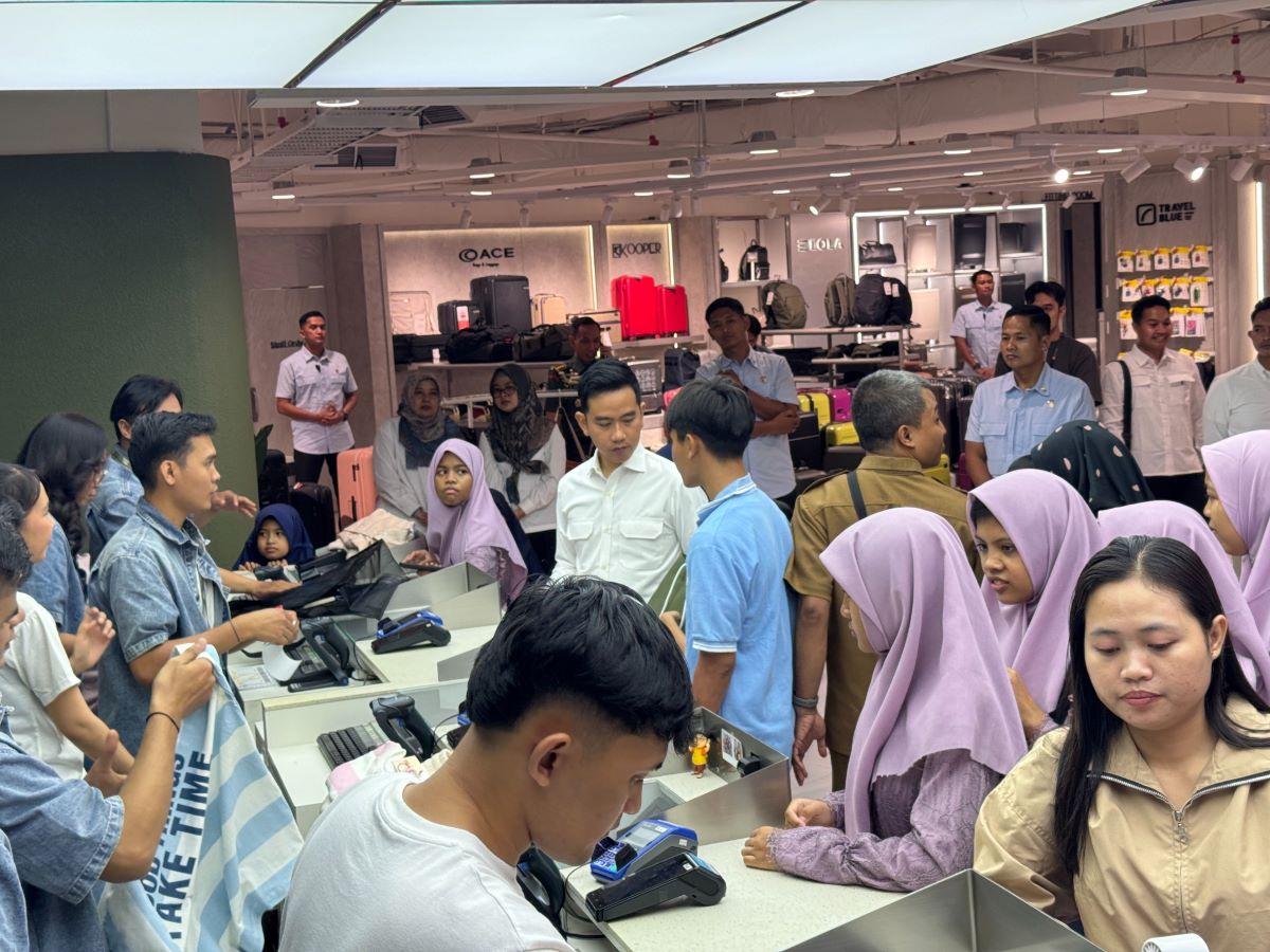 Jelang Lebaran, Wapres Gibran Ajak 100 Anak Panti Asuhan Belanja Pakaian di Blok M