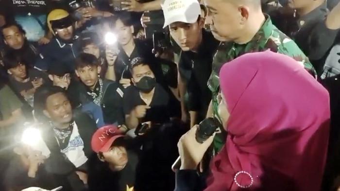 Khofifah Luruskan Isu Penjarahan: Kantor Wagub yang Terbakar, Bukan Rumah Emil Dardak